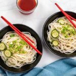 Aprenda a fazer macarrão frio com pepino e óleo de pimenta