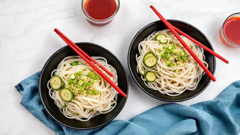 Aprenda a fazer macarrão frio com pepino e óleo de pimenta