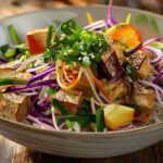 Salada Quente de Noodles com Tofu e Molho Cítrico: Receita Vegana Completa